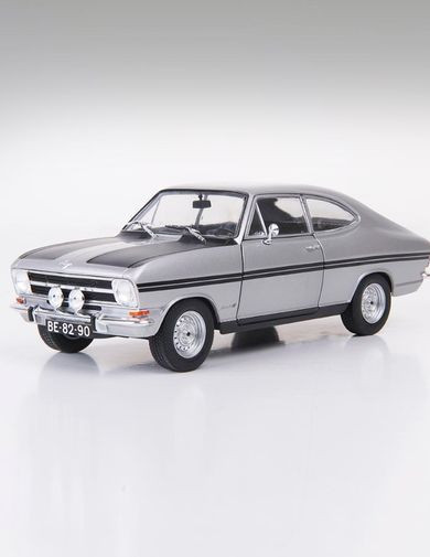 Los coches históricos de Opel a escala 1/24 